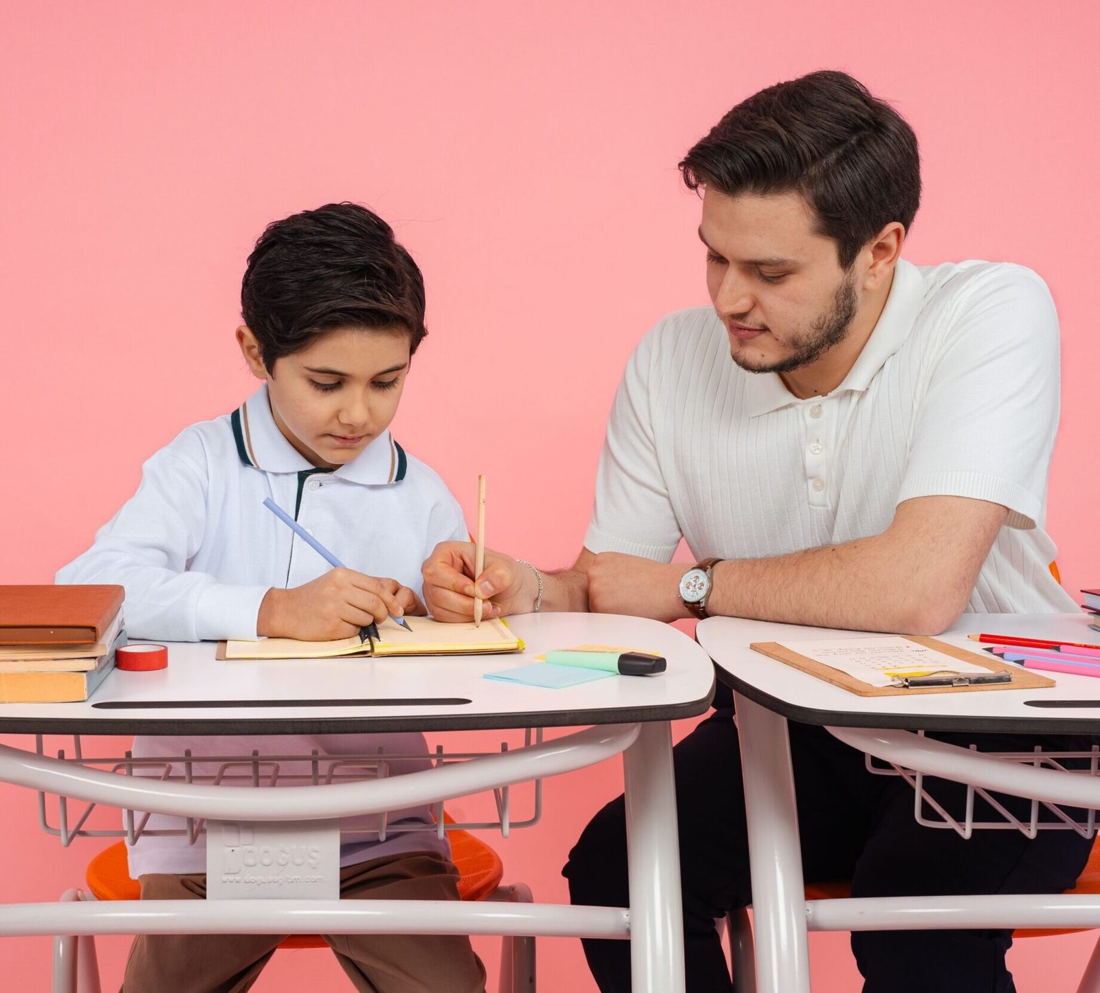 Niña estudiando en un programa de la Fundación Dumundo