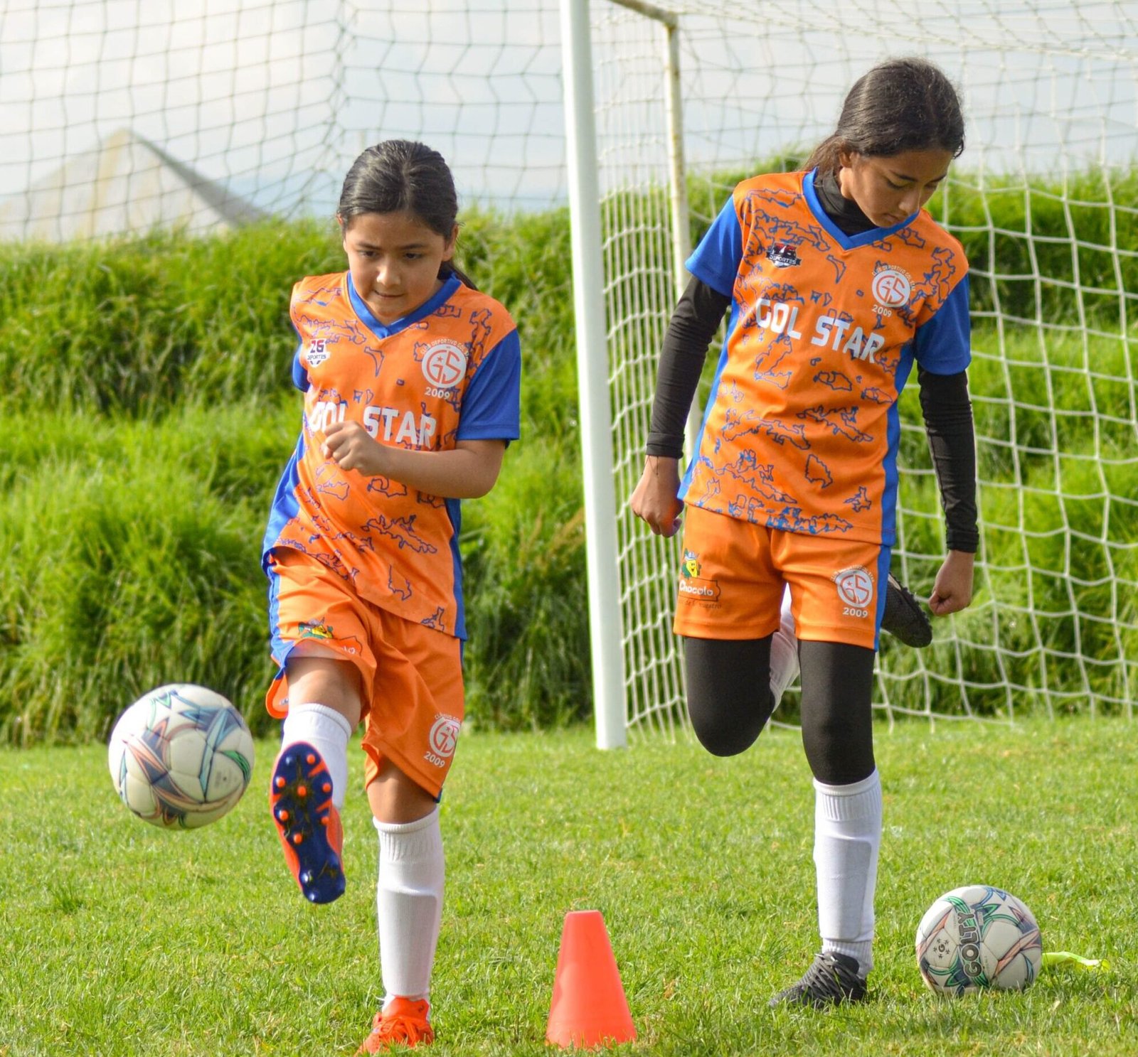 Niños practicando deporte en un programa de la Fundación Dumundo